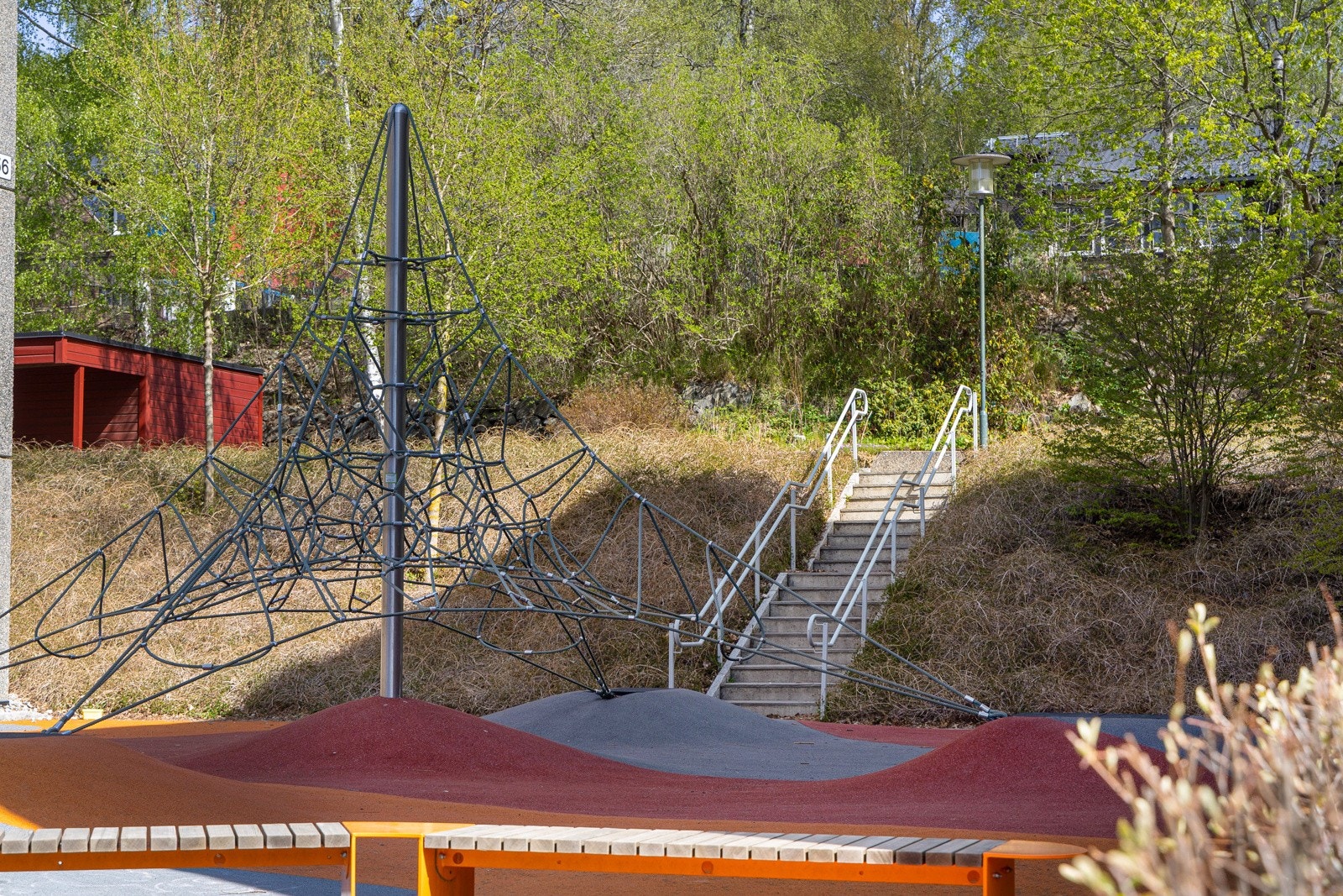 Borettslaget har pent opparbeidede fellesarealer med lekeplasser, felles grillplass, flotte gressplener, bærbusker, frukttrær, bordtennisbord m.m. Galleribilde