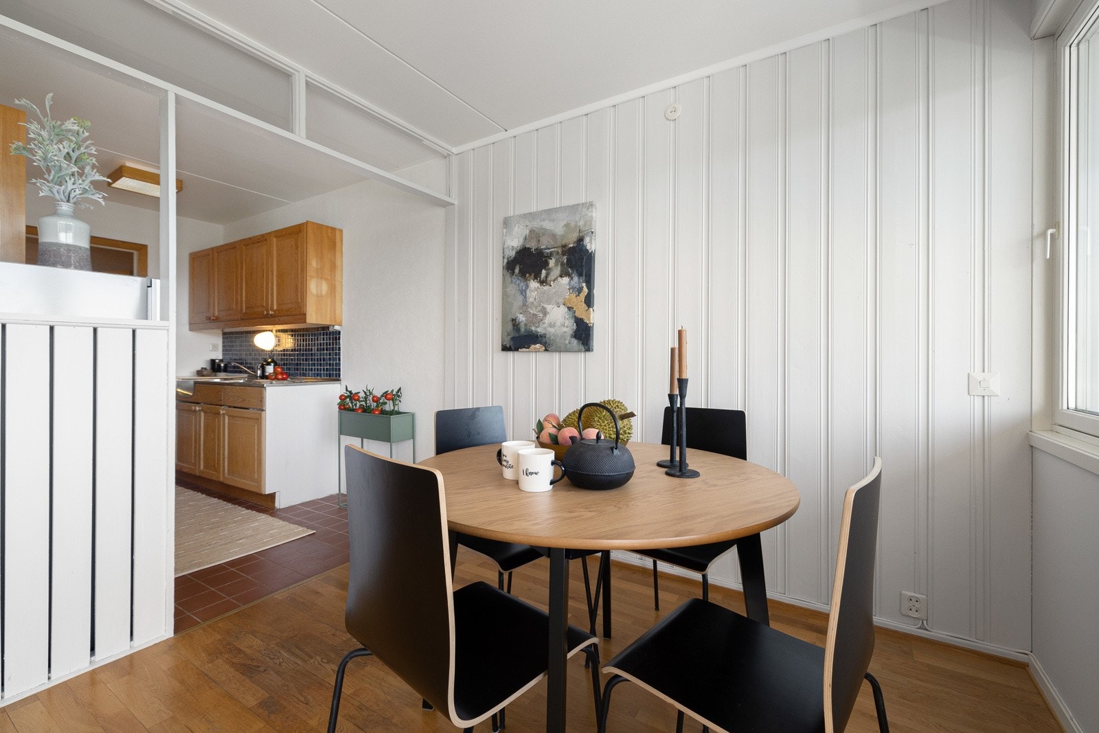 Naturlig plass til spisebord i tilkytning til kjøkkenet og kort vei til balkongen for grilling om sommeren. Galleribilde