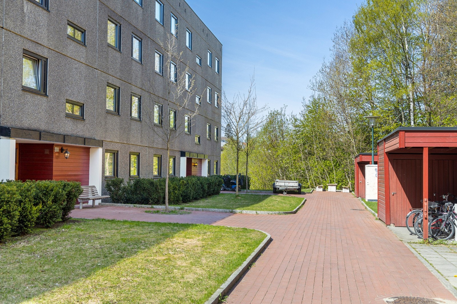 Hovseterveien 56 B har en flott beliggenhet, med kort vei til offentlig kommunikasjon, dagligvare og flotte tur- og grøntområder i Sørkedalen, Mærradalen og Nordmarka. Galleribilde