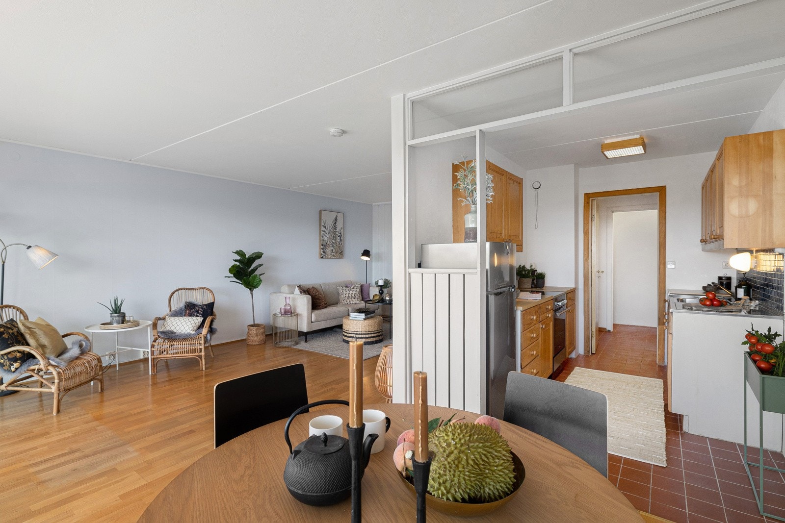 Leiligheten bærer preg av lettvegger og det er muligheter for å åpne mer mot stuen om man ønsker. Galleribilde