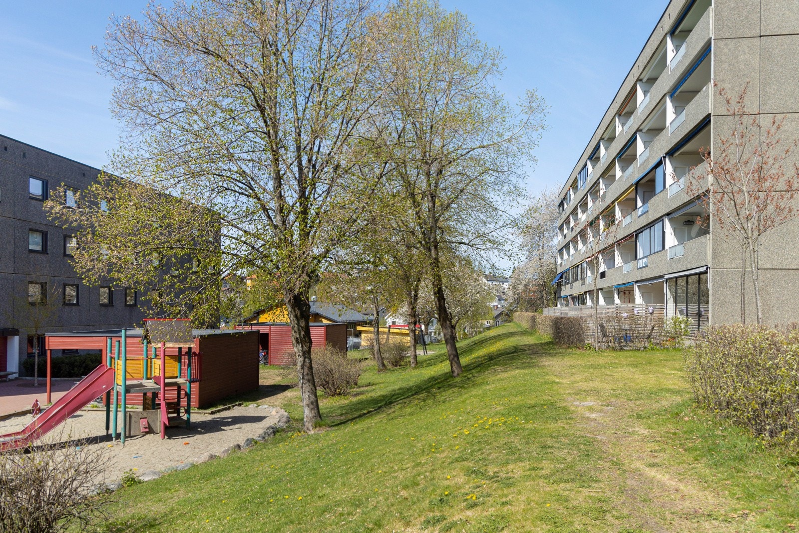 Med leiligheten følger det garasjeplass under bygget, en utebod og en kjellerbod. Galleribilde