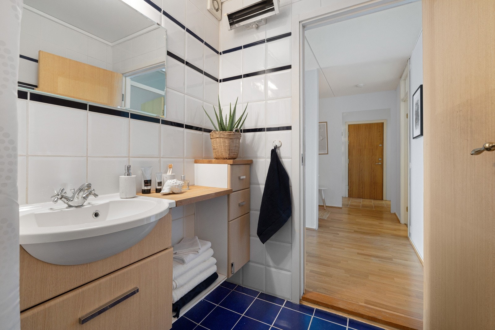 For bad, wc og vaskerom er det flere muligheter. Her kan man enten slå sammen alt og lage ett stort bad/vaskerom, eller lage to bad. Galleribilde