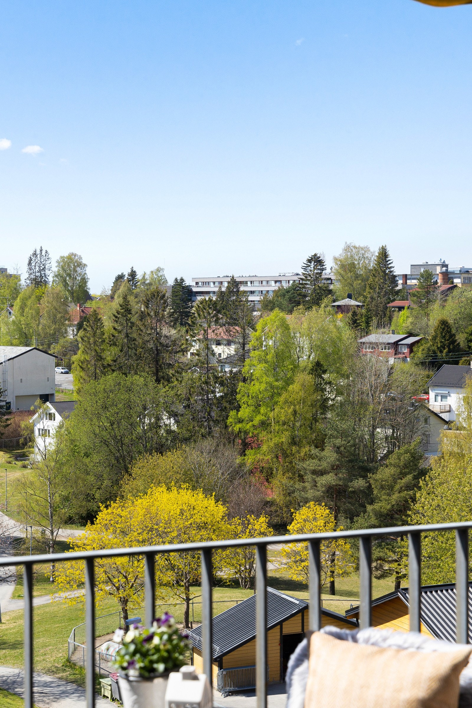 Leiligheten ligger i 3. etasje med flott utsikt over nærområdet. Galleribilde