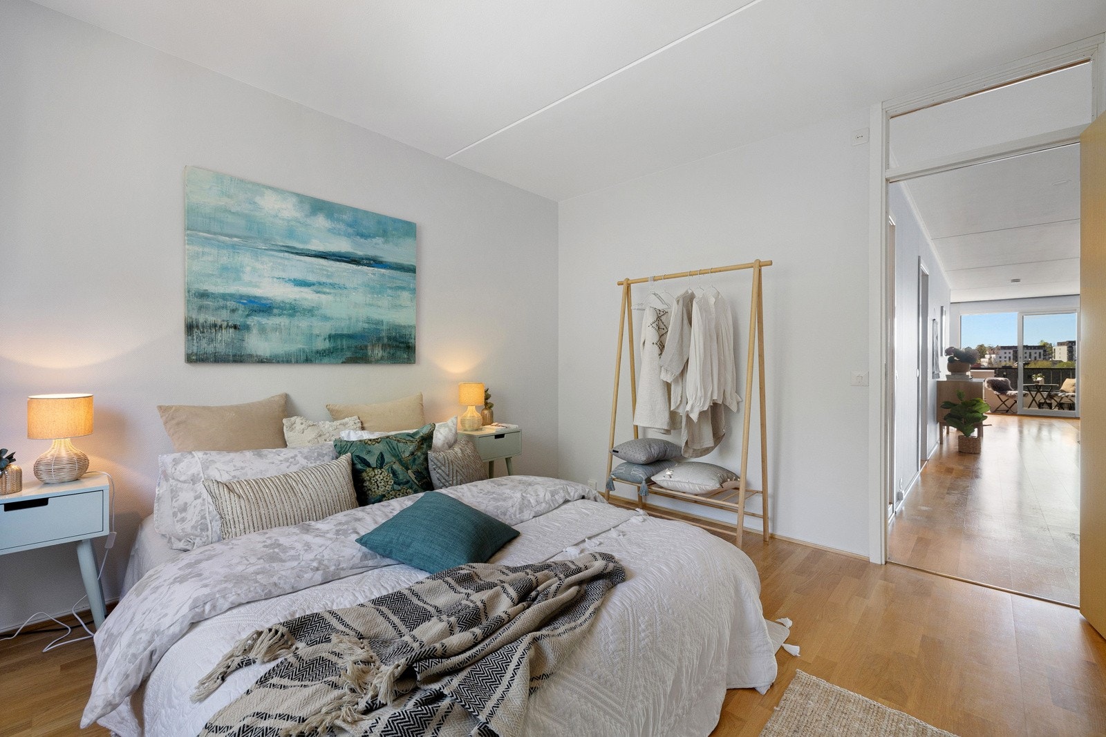 Romslig hovedsoverom med god plass til stor seng og garderobeskap. Galleribilde