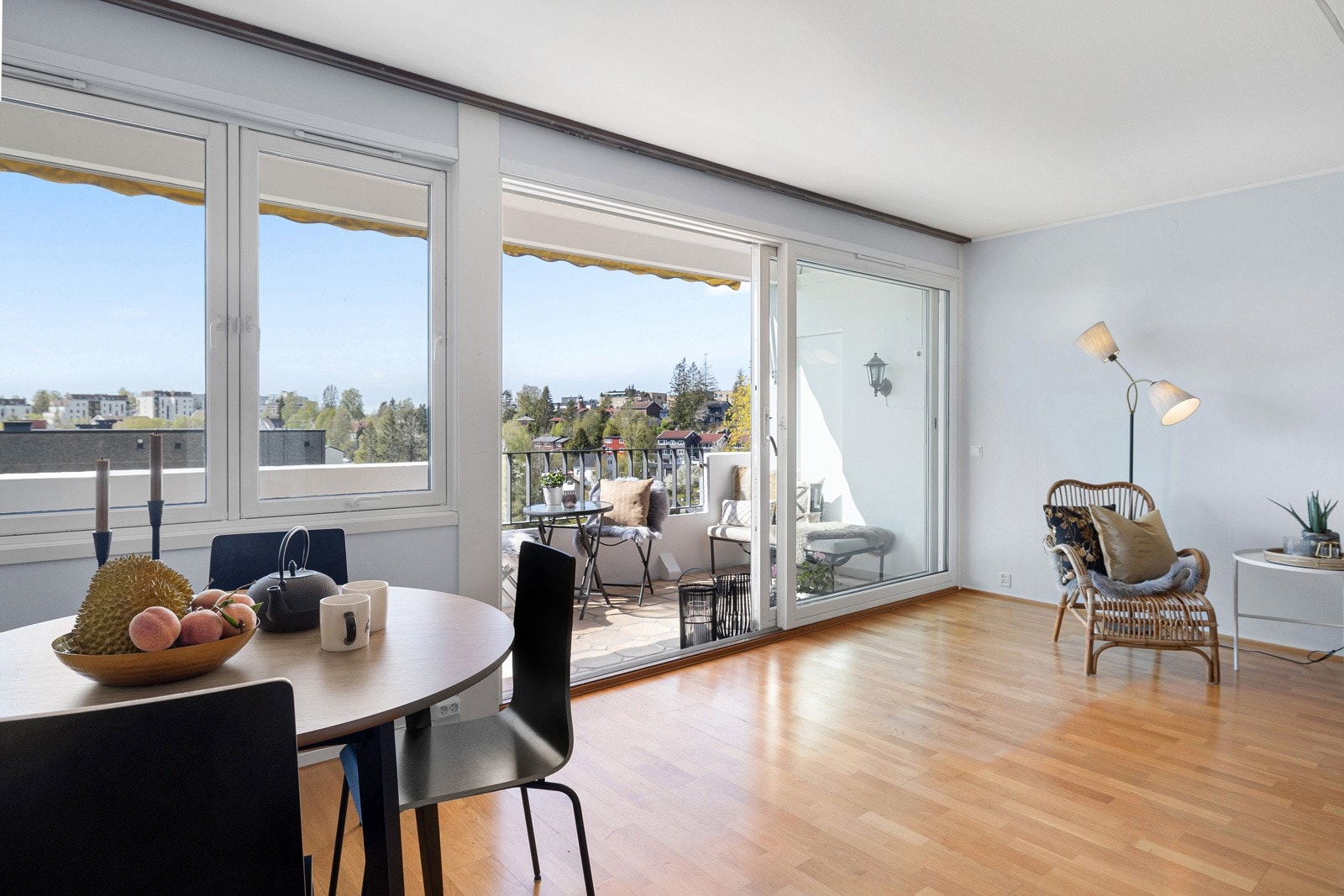 Det er store lysflater mot balkongen med vinduer og skyvedør som er skiftet av borettslaget i senere år. Galleribilde