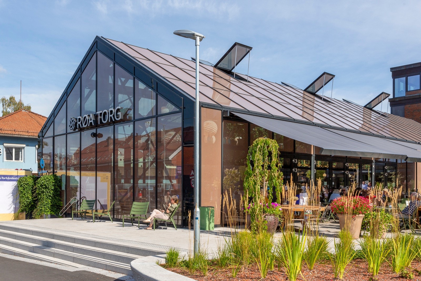 Det er en kort spasertur til Røa sentrum med bl.a. Røasenteret og nye Røa Torg med en rekke butikker, restauranter og servicetilbud m.m. Galleribilde