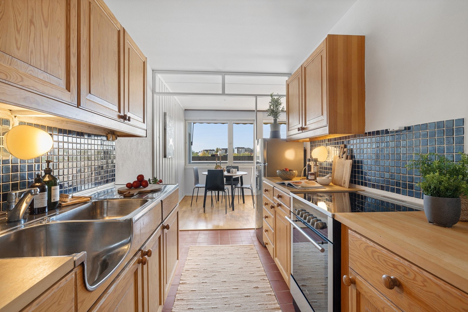 Stue og kjøkken oppleves som lyst og luftig. Betongelementer gir god lydisolasjon mot nabolieligheter. Galleribilde