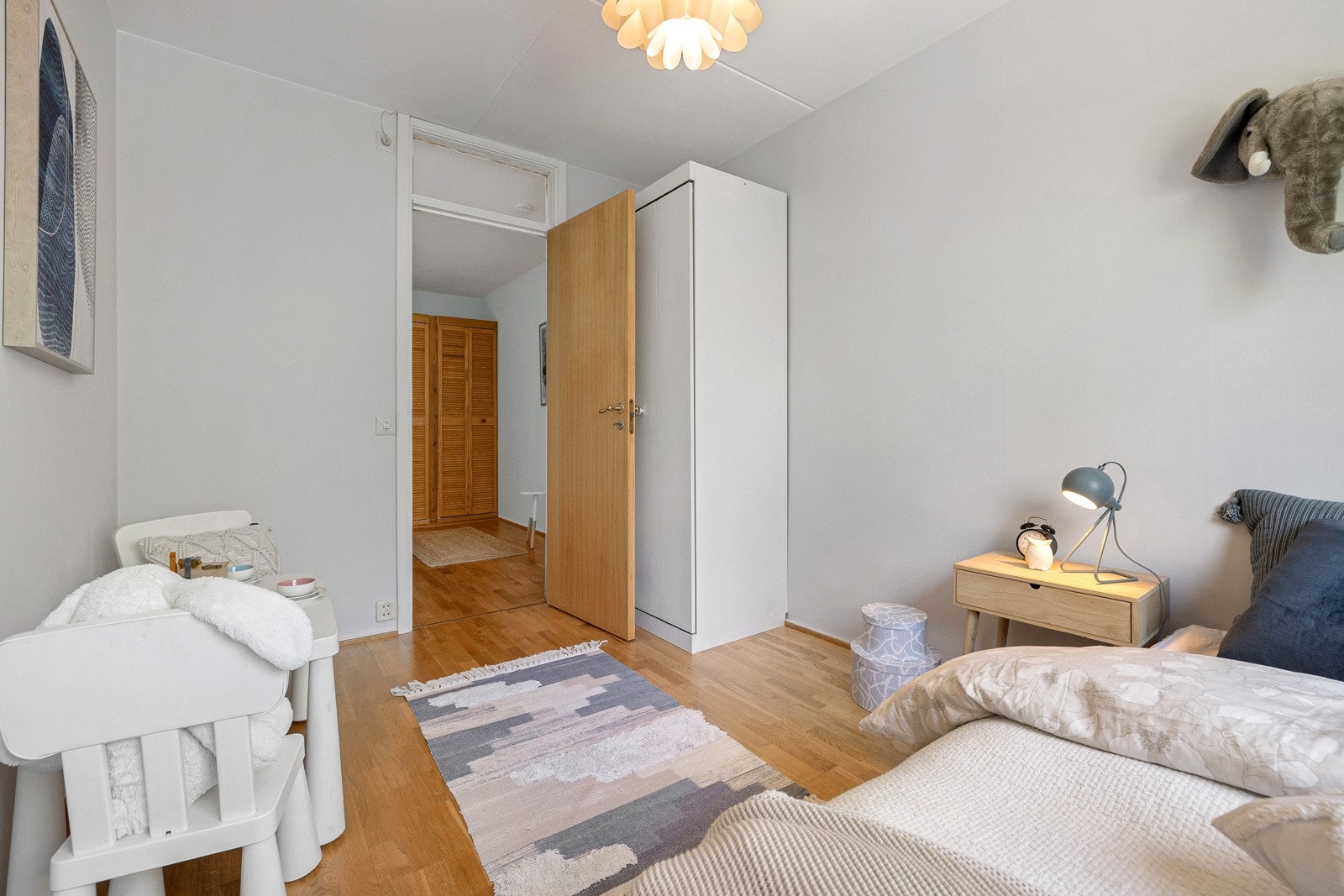 Soverom 2 er innredet med medfølgende garderobeskap. Galleribilde