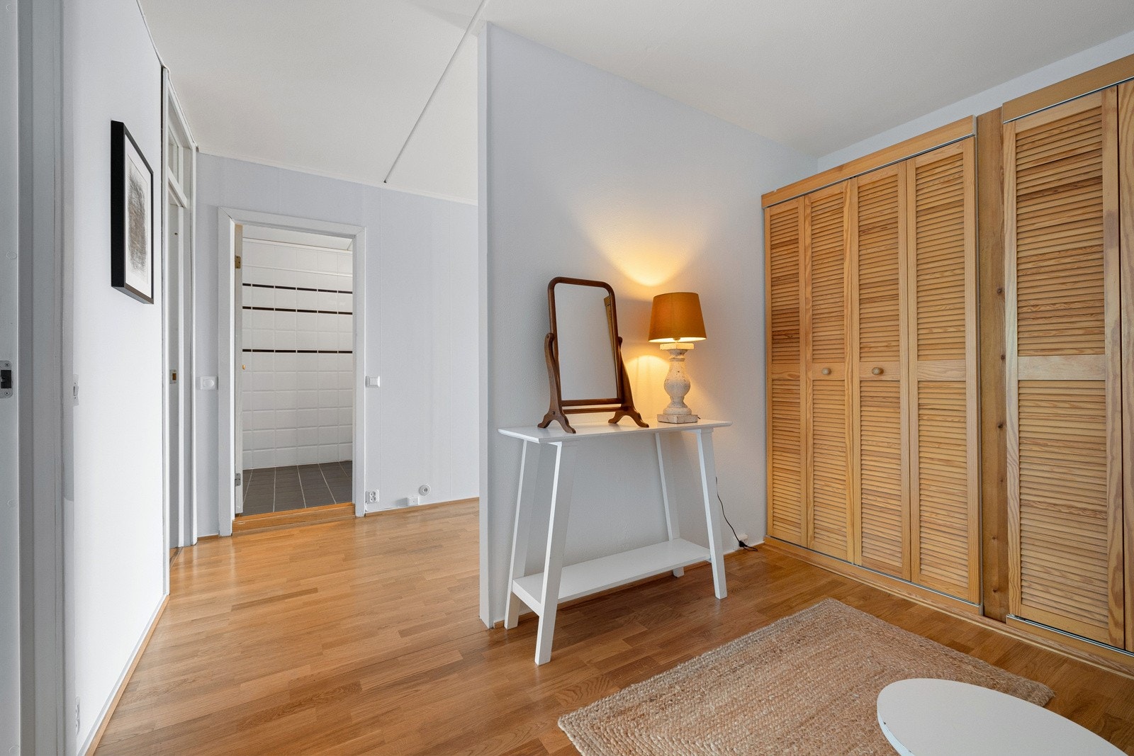 Romslig entré og gang. Galleribilde