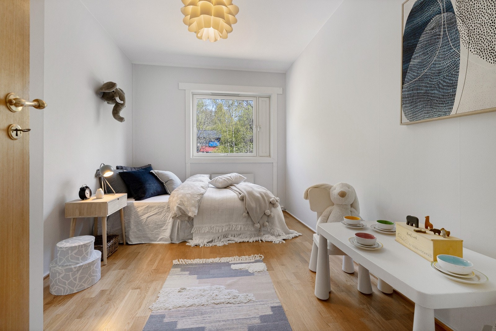 Leiligheten har totalt tre soverom og alle oppleves lyse og romslige. Galleribilde