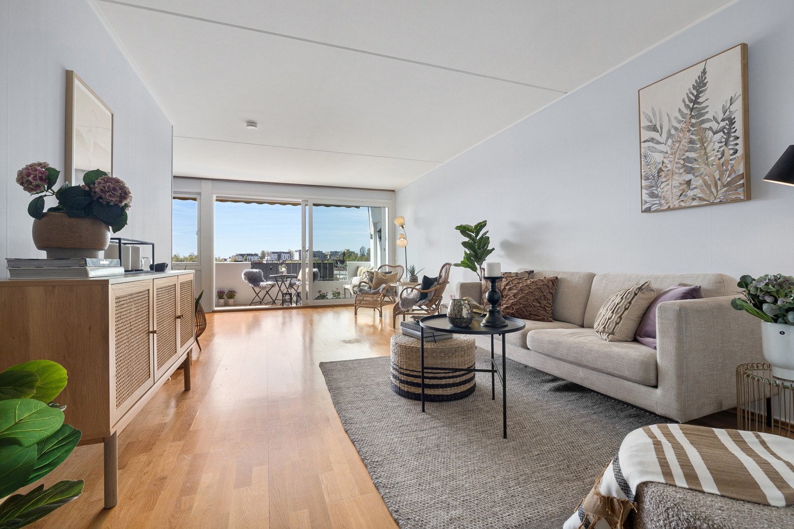 Leiligheten har en god planløsning med oppholdsrom i den ene enden og tre soverom i den andre. Galleribilde