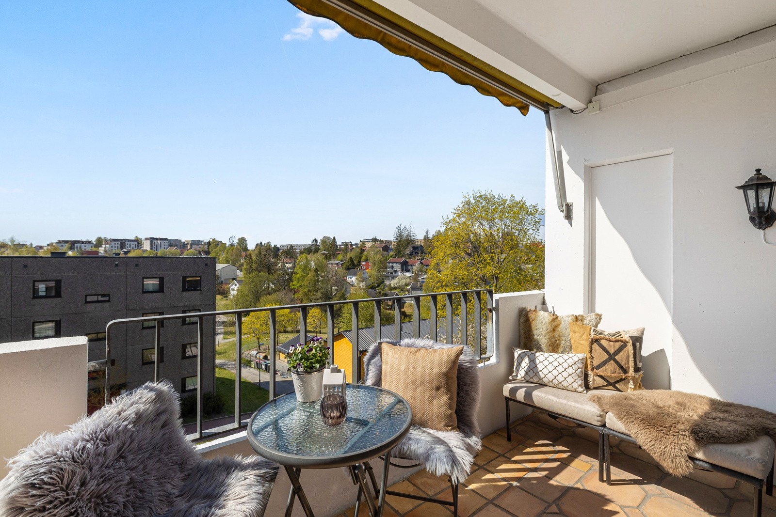 Leiligheten har sydvestvendt balkong med herlige solforhold. Galleribilde