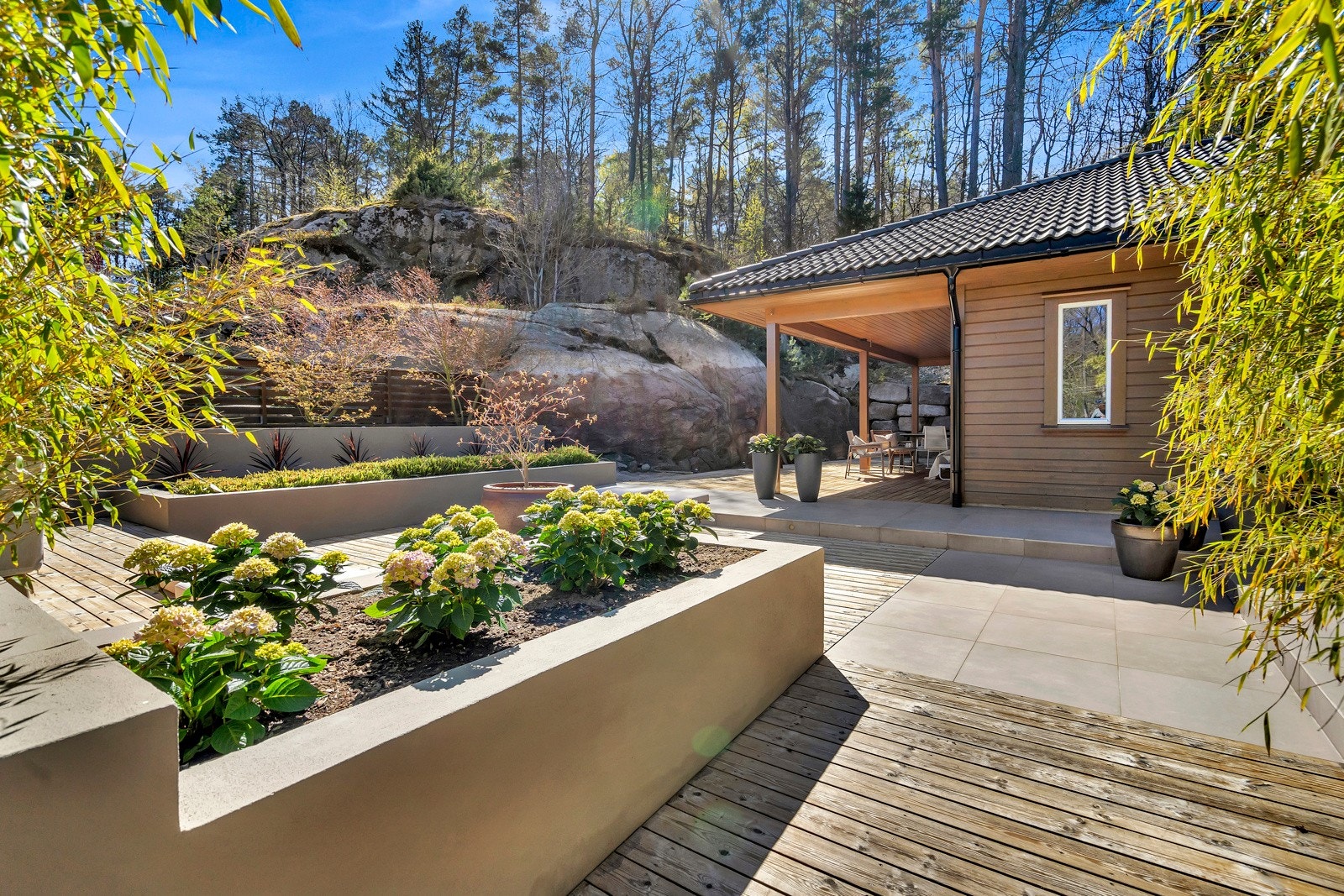 Uteområdene er meget forseggjort med terrasser og lettstelte plantekasser Galleribilde