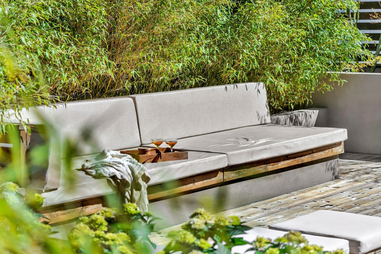 Uteområdet har bla. plassbyget sofa med spesialsydde puter i stoff fra Sunbrella som tåler mye vær Galleribilde