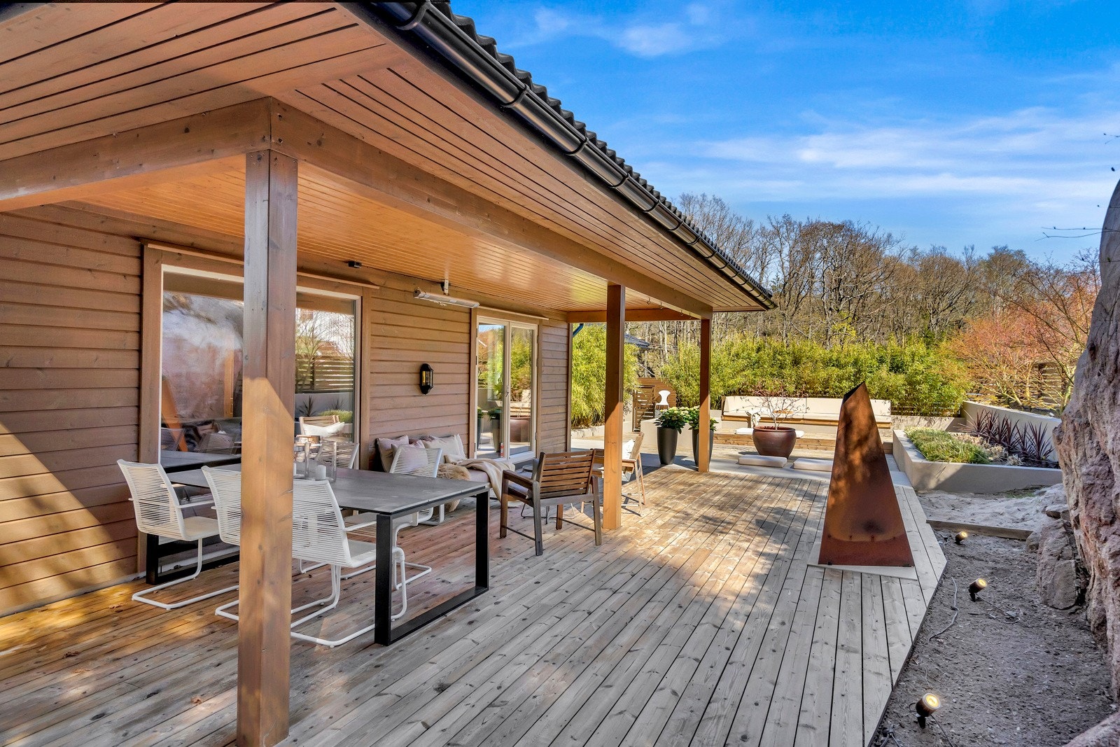 Overbygget terrasse med direkte adkomst fra stuen. God plass til utemøblement Galleribilde