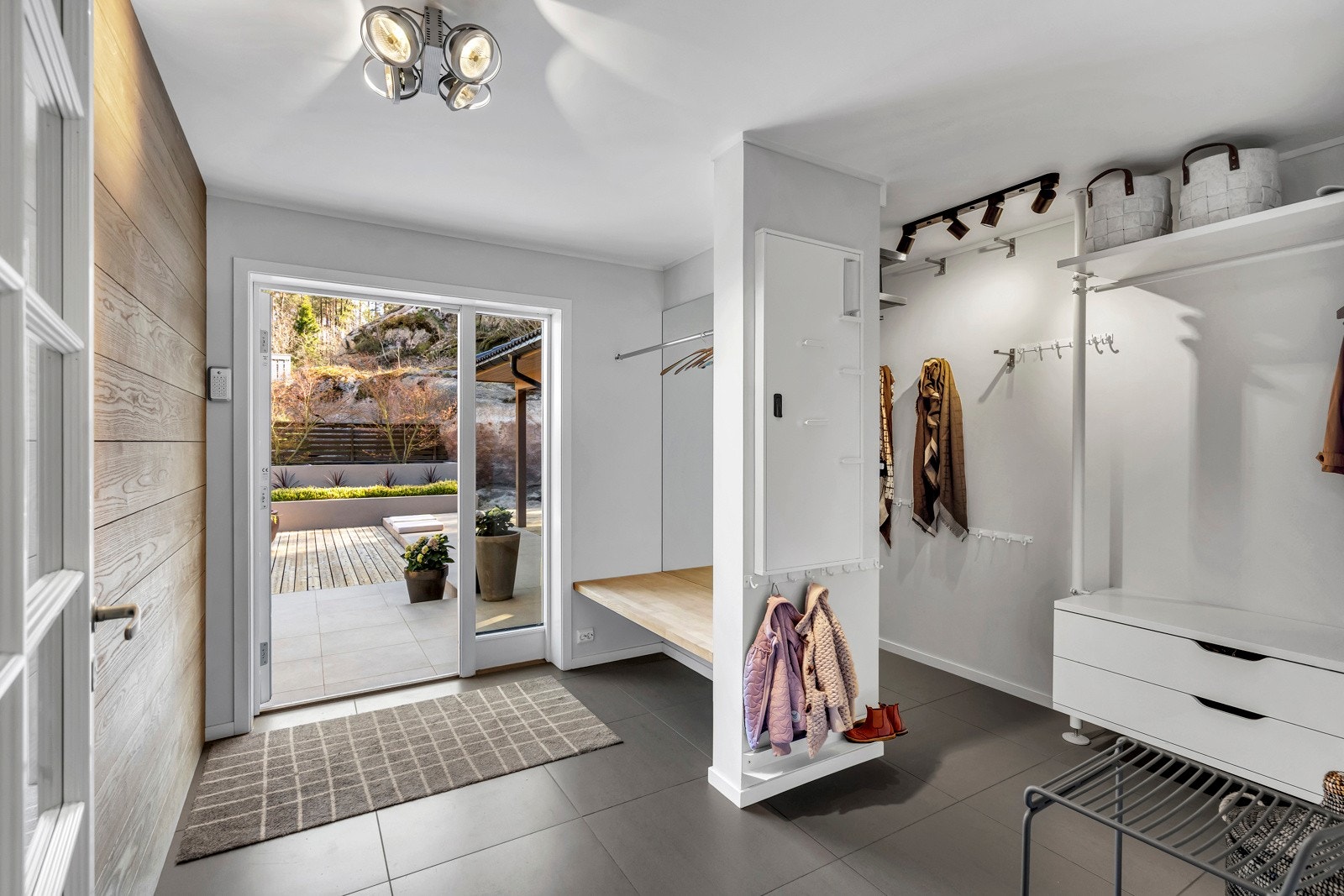 Romslig gang med god garderobeløsning Galleribilde