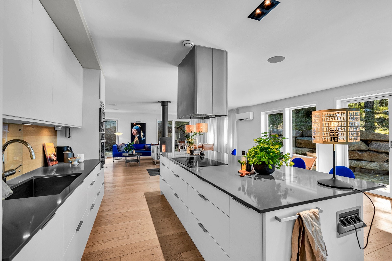 Stilsikkert kjøkken med ekstra stor, underlimt kum, kompositt benkeplate og uttrekkbare stikkkontakter. Galleribilde