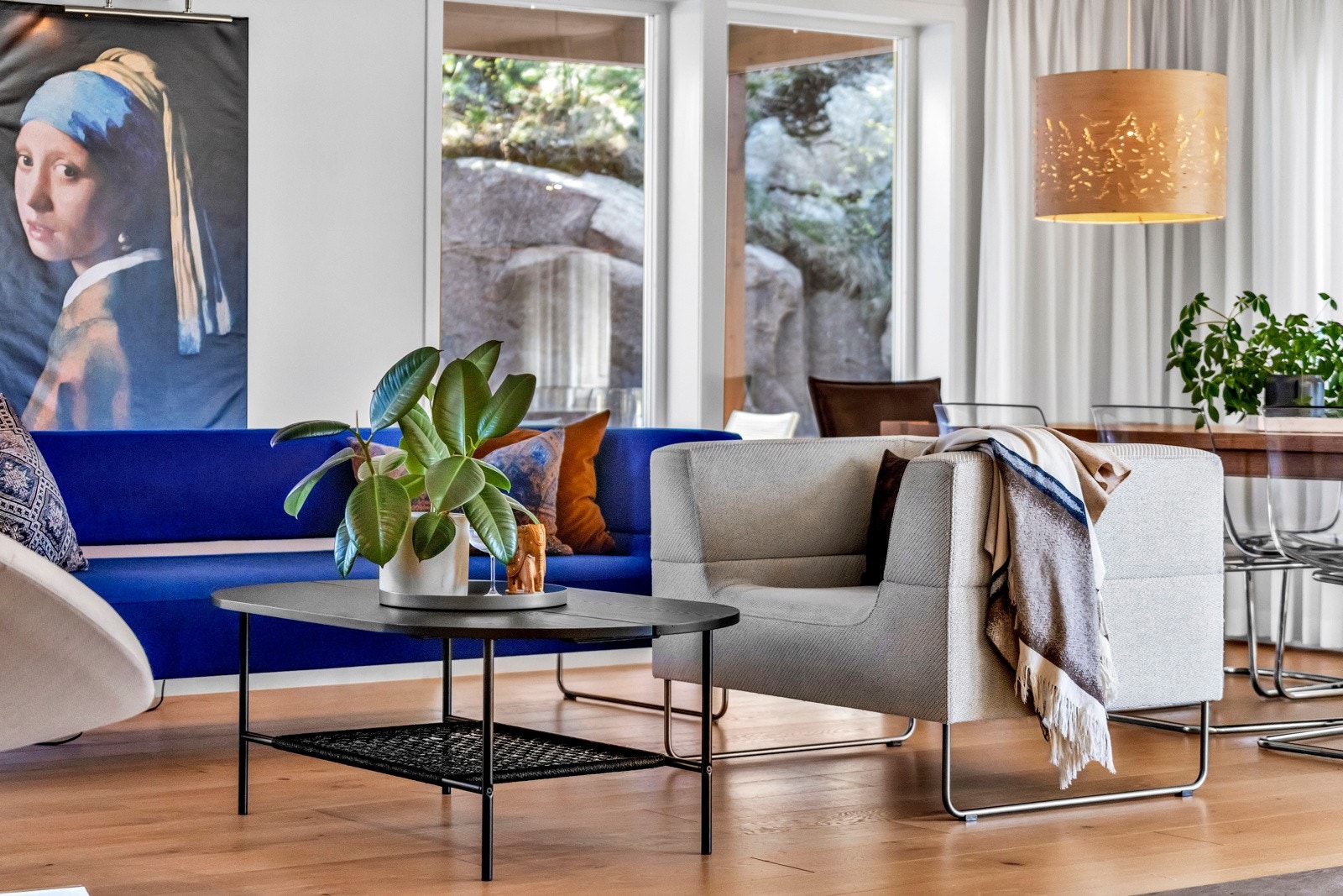 Stuen er stor og luftig med gode lysforhold fra store vindusflater Galleribilde