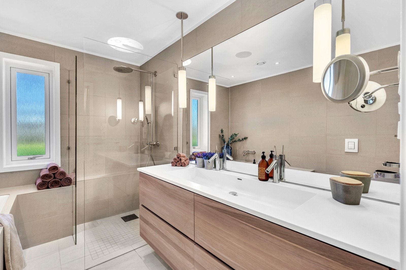 Delikat innredning i heltre eik og Corian benkeplate med dobbel servant på hovedbad Galleribilde