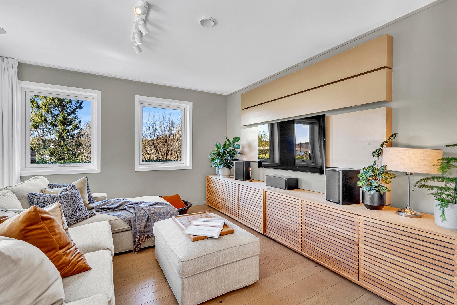 Stue med plass til sofagrupper og TV/seksjon innredning. Rommet kan også bruks som et soverom Galleribilde