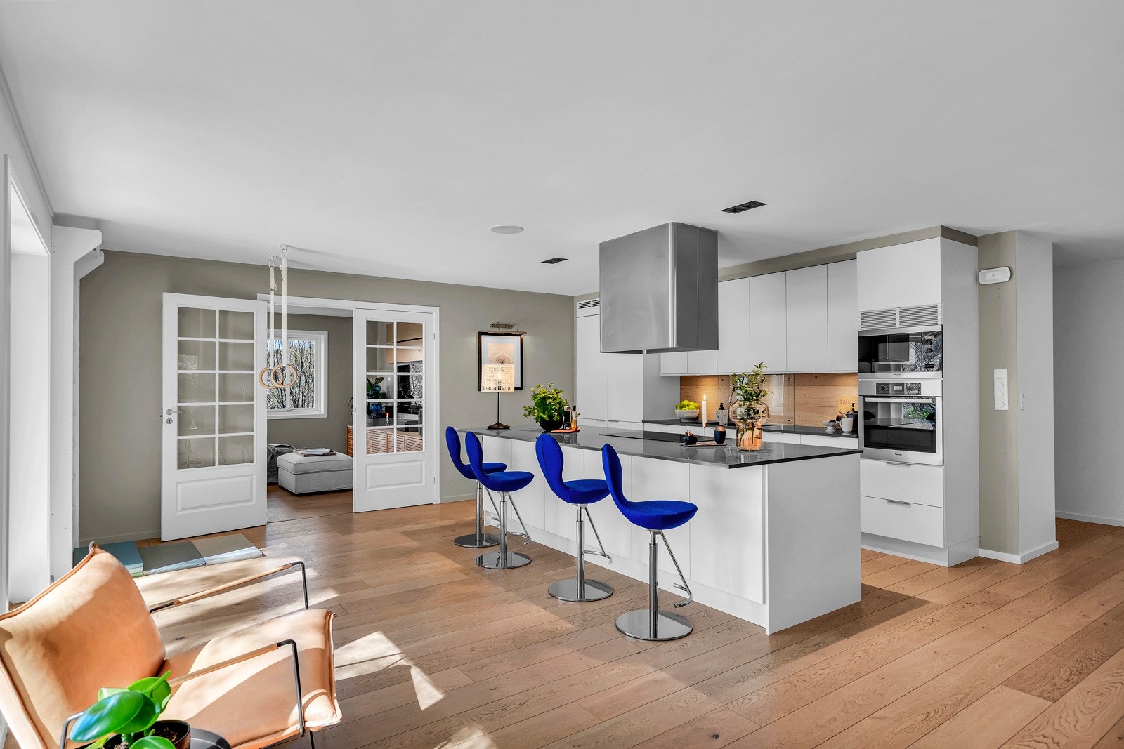 Åpen kjøkkenløsning med kvalitetskjøkken fra anerkjente Strai Galleribilde