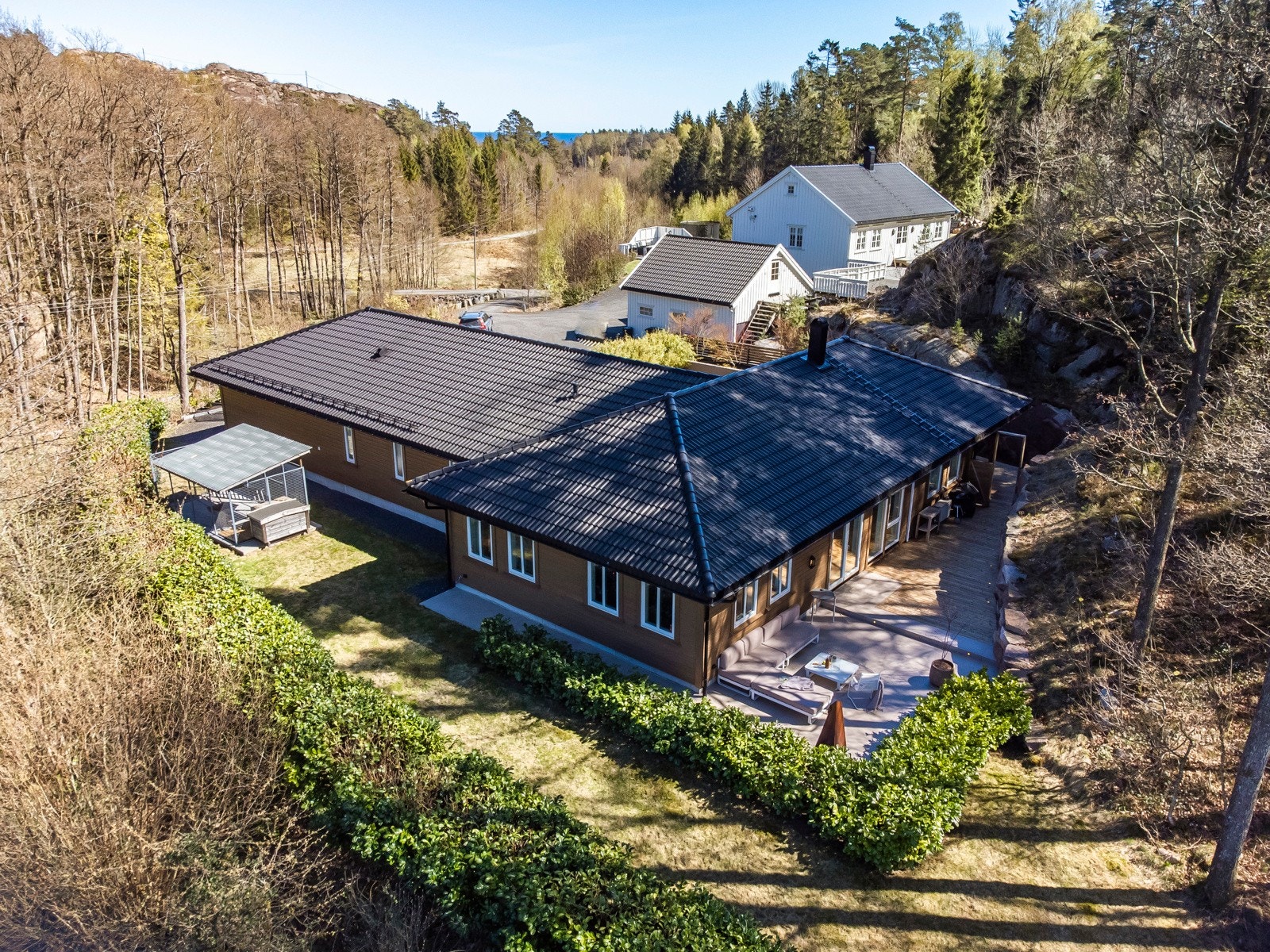 Oversiktsbilde over fasade og uteområde mot vest. Her kan man nyte kveldssolen Galleribilde