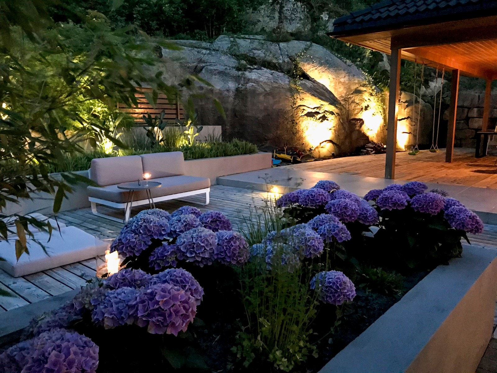 Meget flotte uteområder med påkostet utebelysning som gir en magisk stemning om kvelden Galleribilde