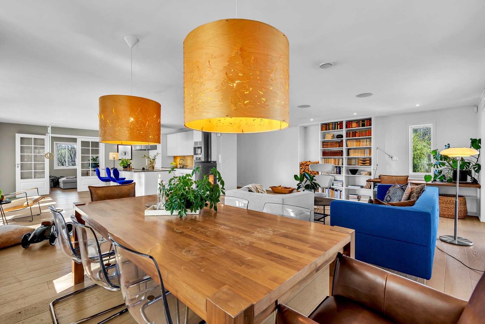 Flott spiseplass med plass til mange rundt langbordet Galleribilde