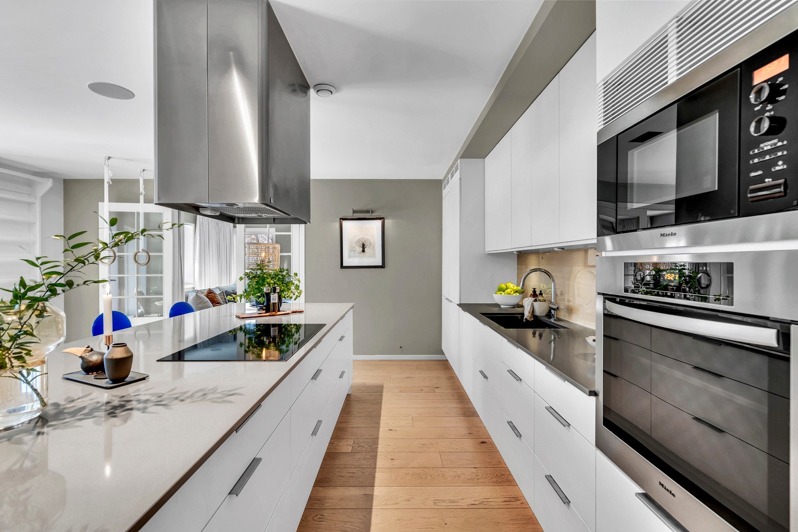 Effektiv kjøkkenløsning med integrerte hvitevarer fra anerkjente Miele Galleribilde