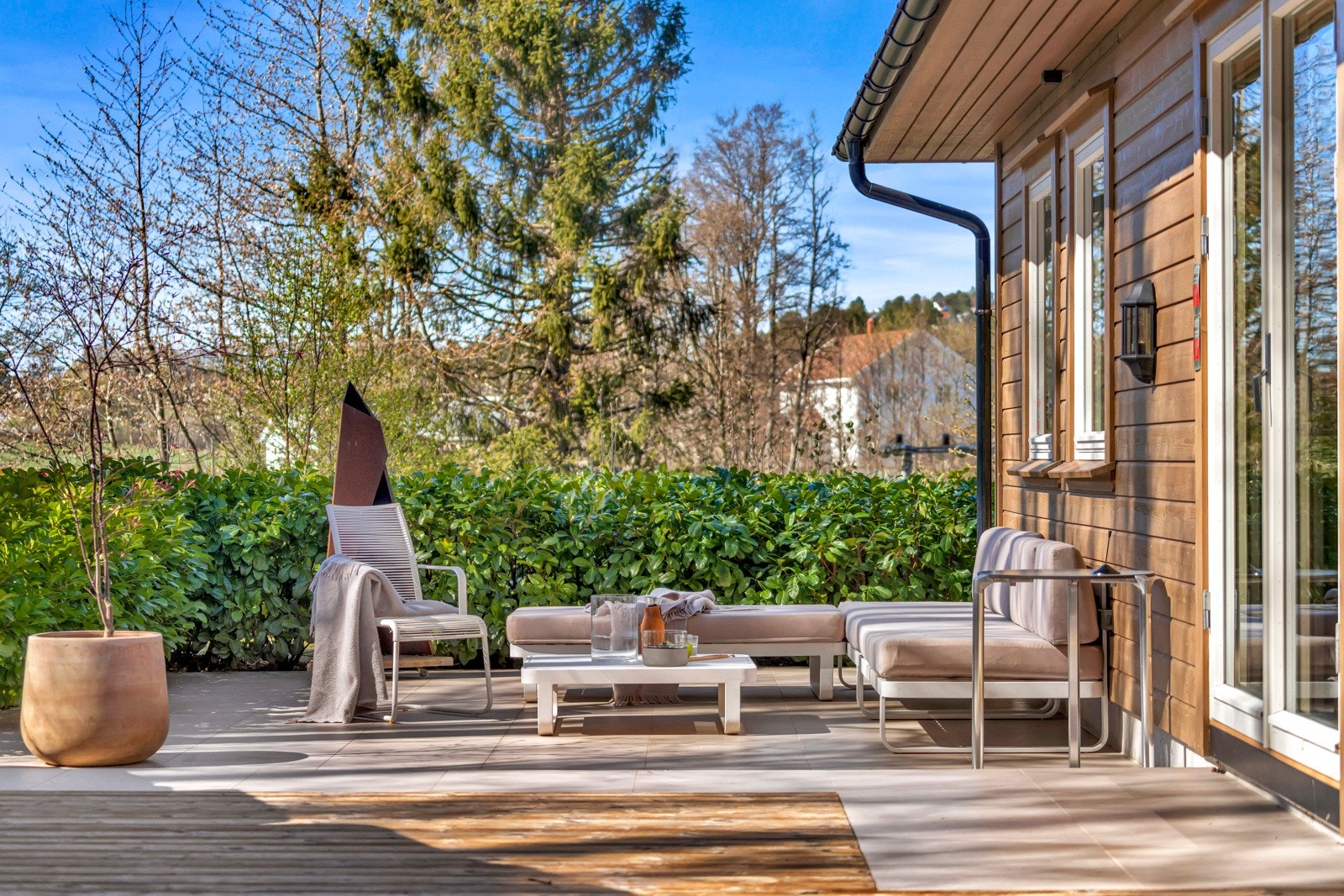 Idyllisk og flott hage og uteområder med plass til flere sittegrupper Galleribilde