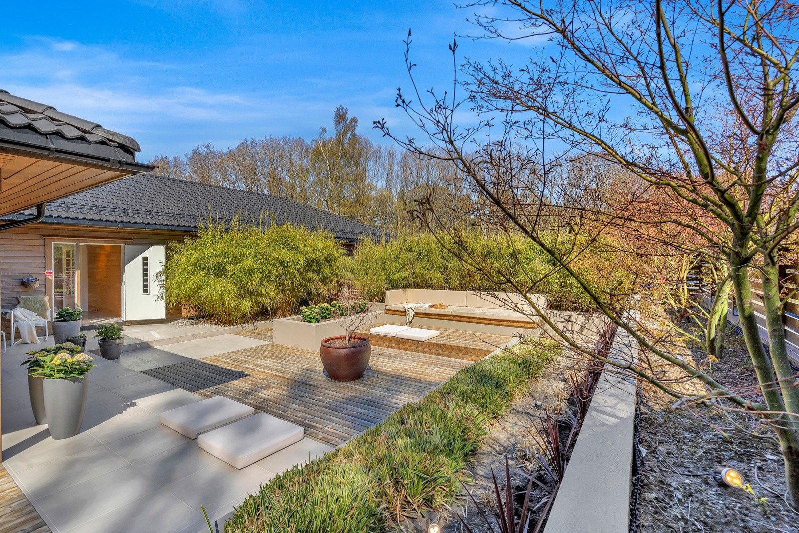 Stor og solrik uteplass og mange plasser en kan sette seg og slappe av Galleribilde