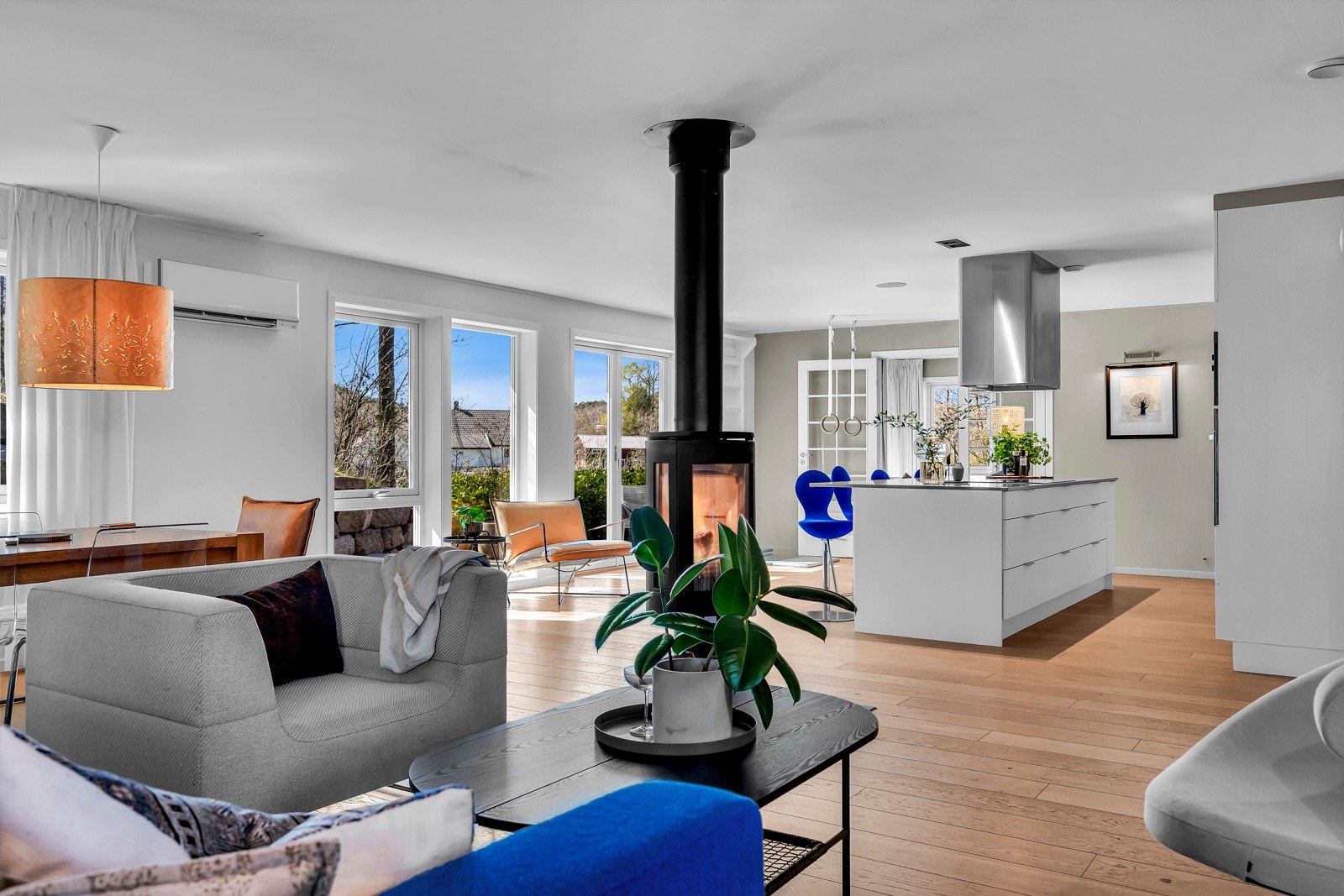 Fra sittegruppe mot peisovn og kjøkken Galleribilde