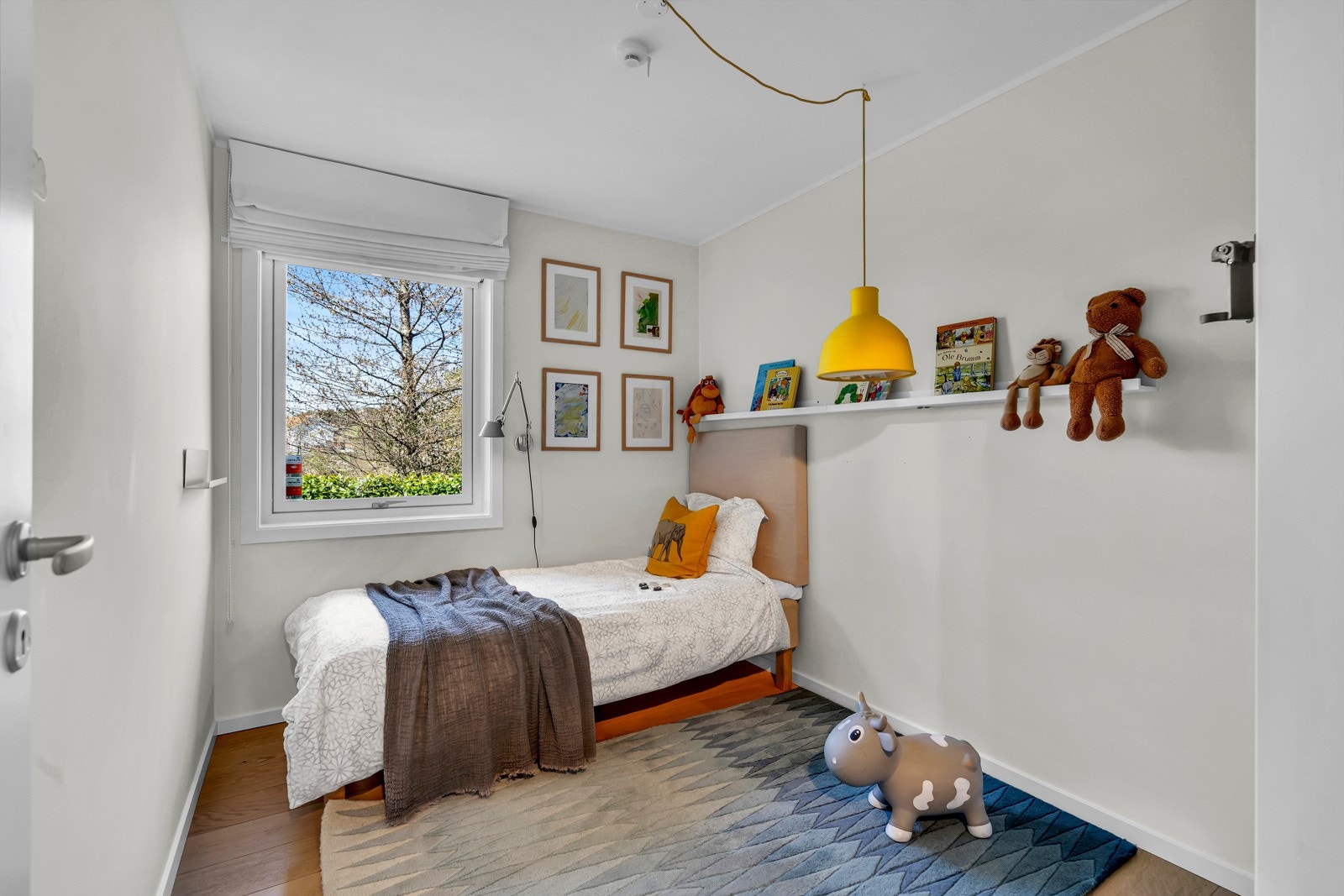 Barnerom med god plass til soveromsmøbler Galleribilde