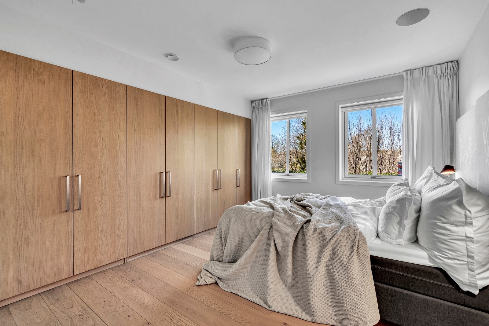 Et av de doble soverommene med garderobeskap i høy kvalitet med bla uttrekkbare skuffer. Her er opplegg for 42'' TV Galleribilde