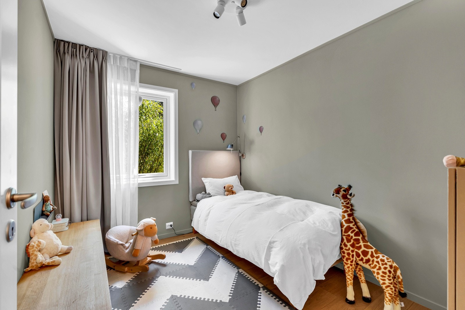 Barnerom med plass til seng og skrivepult Galleribilde