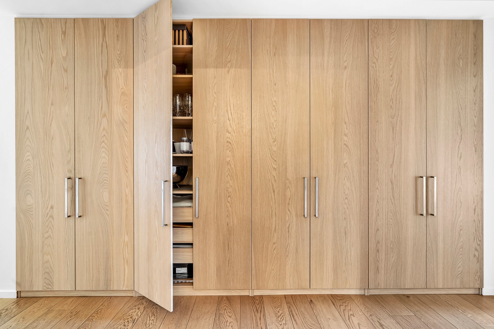 Skaprekke i god kvalitet i mellomgang for oppbevaring. Uttrekkbake skuffer og hyller. Galleribilde