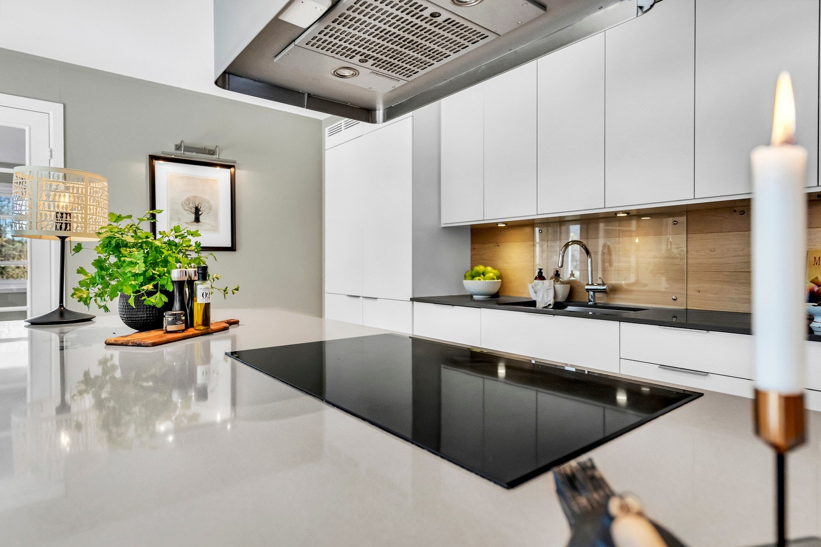 Kjøkkenøy med koketopp i 90 cm bredde. Ventilator fra Røroshetta med motor montert på loftet for støyreduksjon Galleribilde