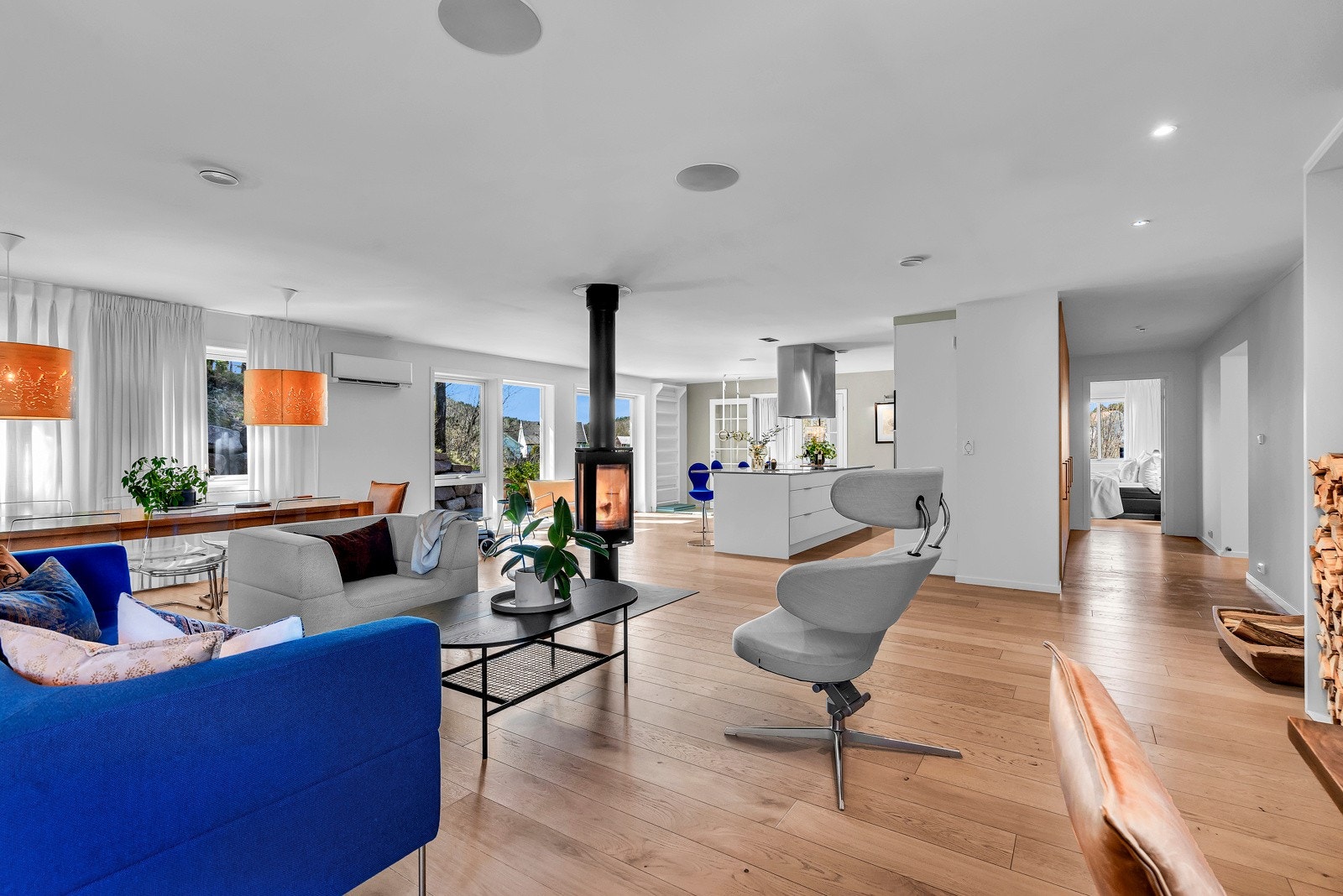 Den åpne planløsningen gir rom for flere oppholdssoner Galleribilde