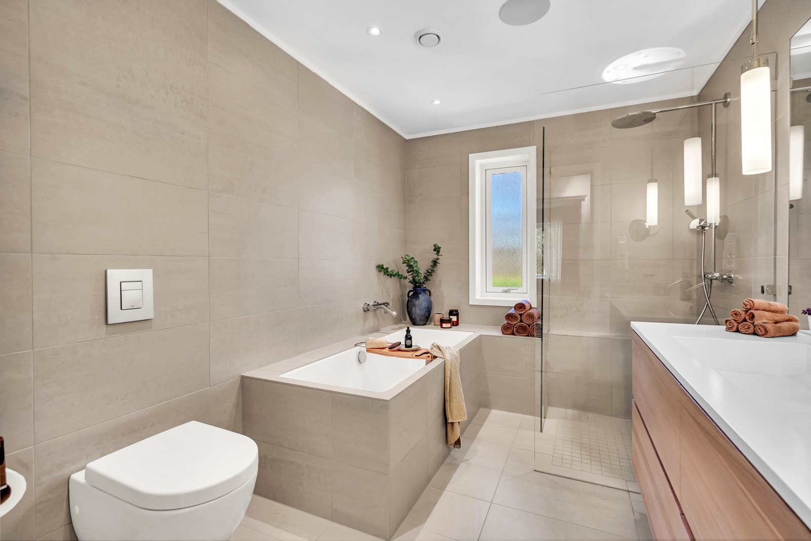 På hovedbad er det i tillegg Innfliset badekar, dusjnisje med tykke vegger i herdet glass. Vegghengt wc fra Villeroy & Boch Galleribilde