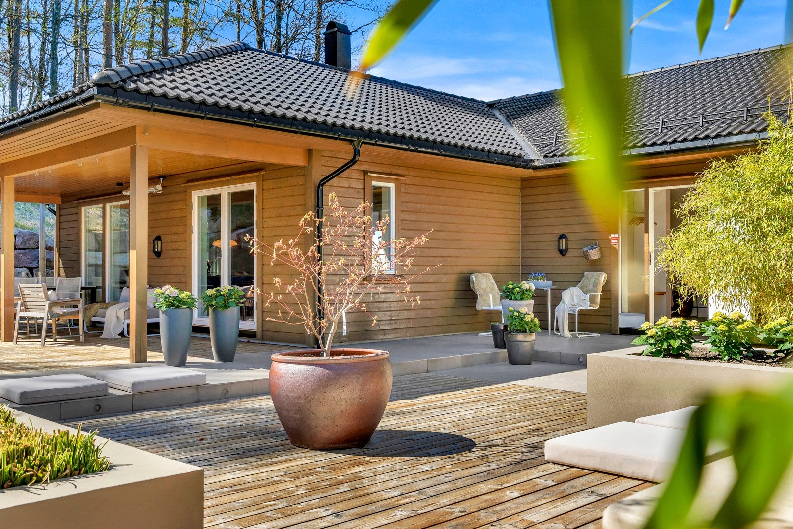 Pent opparbeidet uteområde med terrasser og beplatning Galleribilde