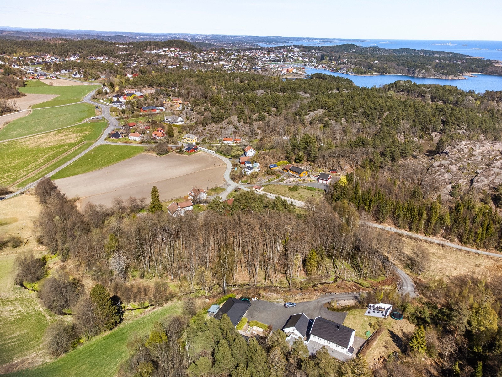 Eiendommen ligger i naturskjønne områder, samtidig kort vei til bussholdeplass, barnehage mm Galleribilde