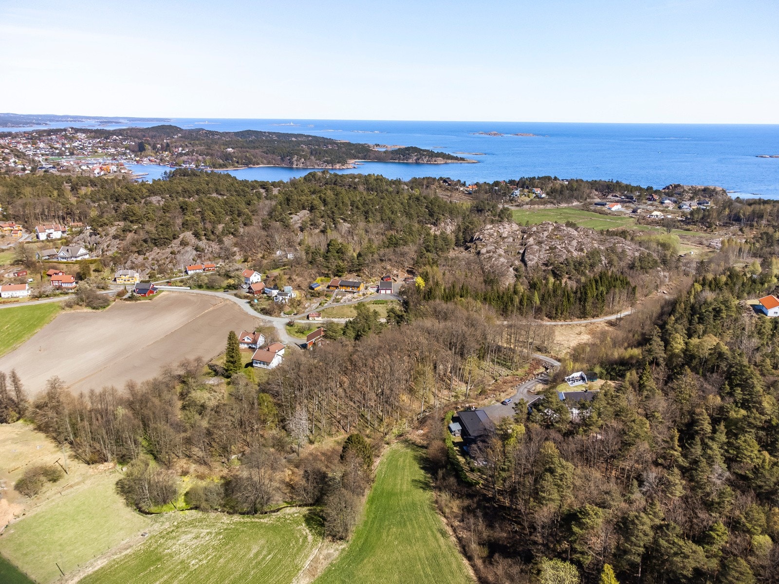 Dronefoto over eiendommen og ut mot havet. Grefstadvika ligger kun en kort spasertur unna. Galleribilde