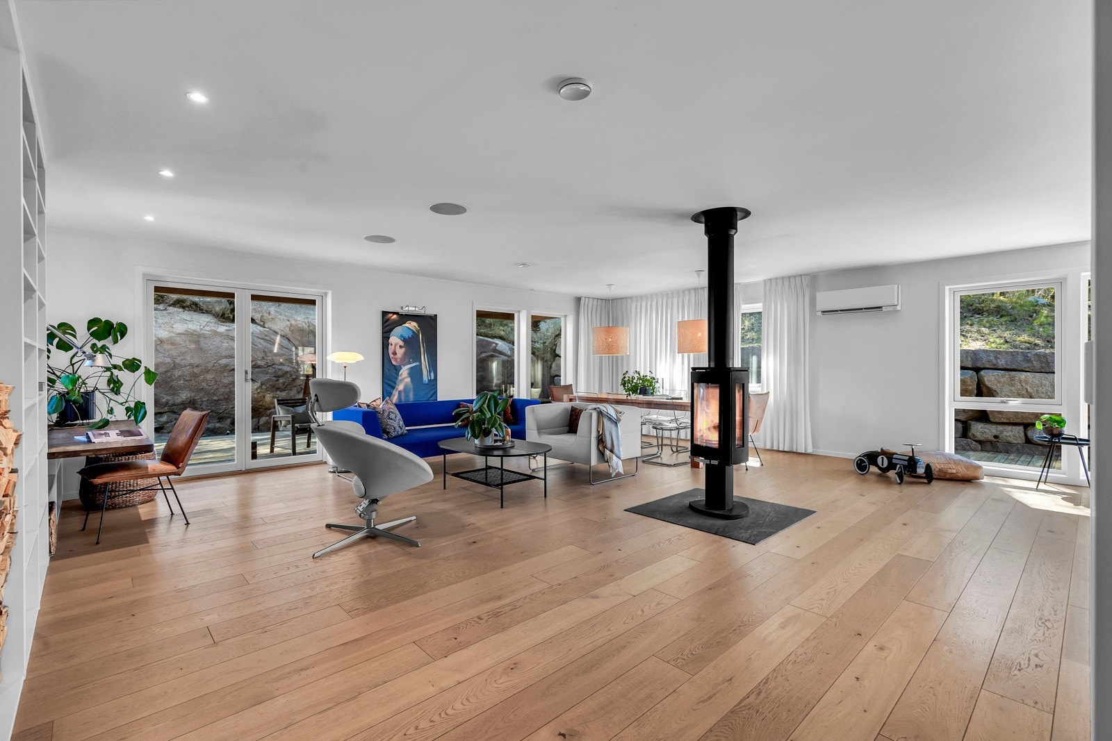 Meget romslig og luftig stue med kvalitetsparkett fra Kahrs Galleribilde