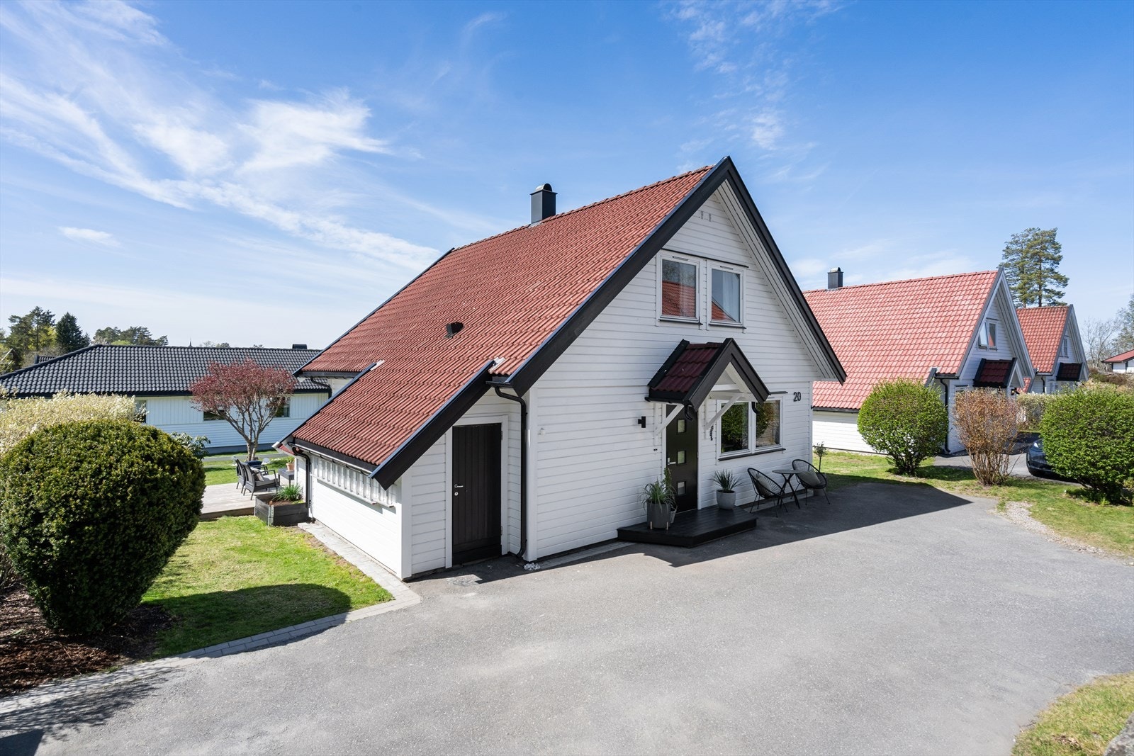 Stor asfaltert gårdsplass Galleribilde