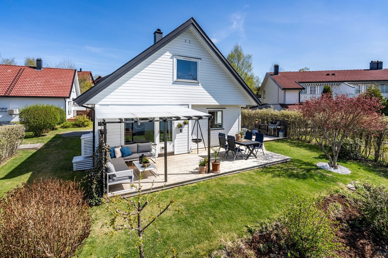 Eiendommen bader i sol. Galleribilde