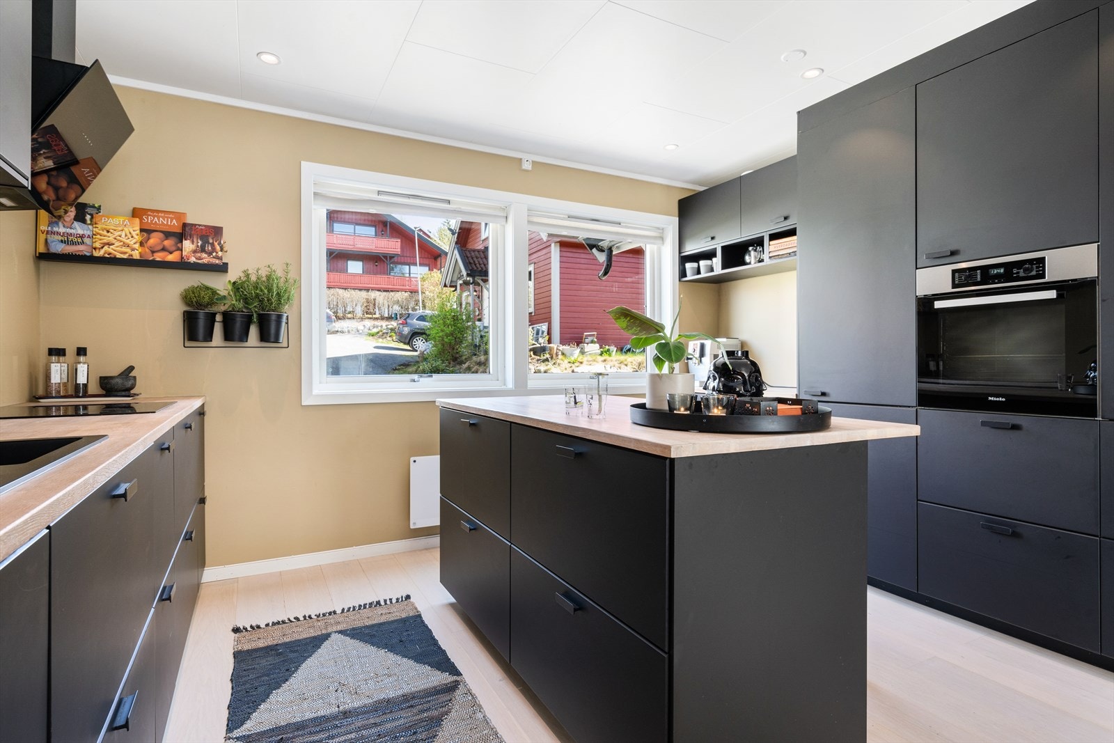 Godt med skap- og benkplass med praktisk kjøkkenøy Galleribilde