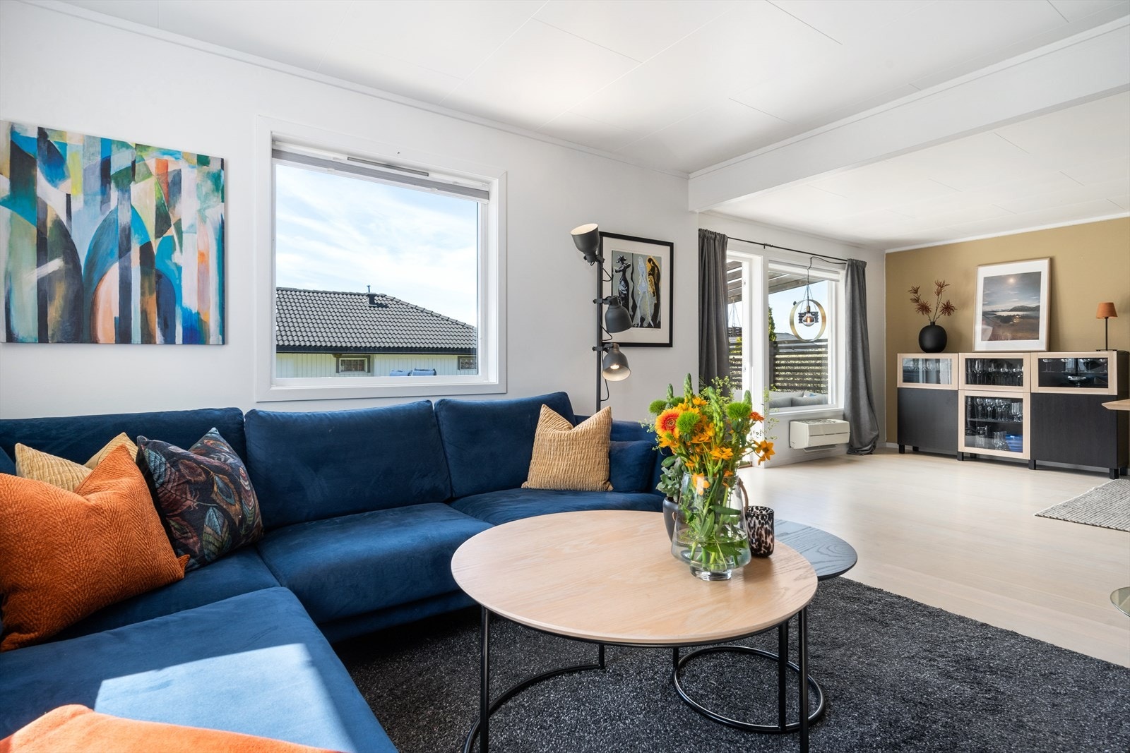 Store vinduer og lyse overflater skaper en luftig romfølelse Galleribilde