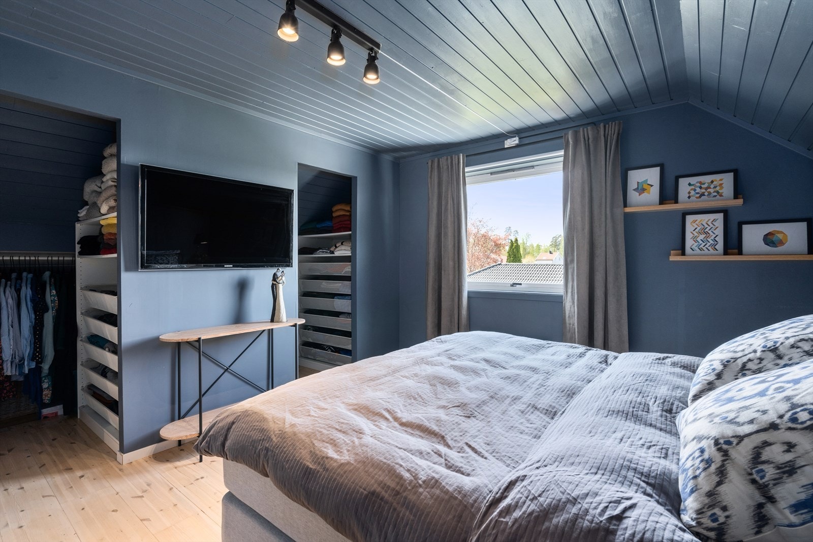 Soverom 1 med to walk-in closet Galleribilde