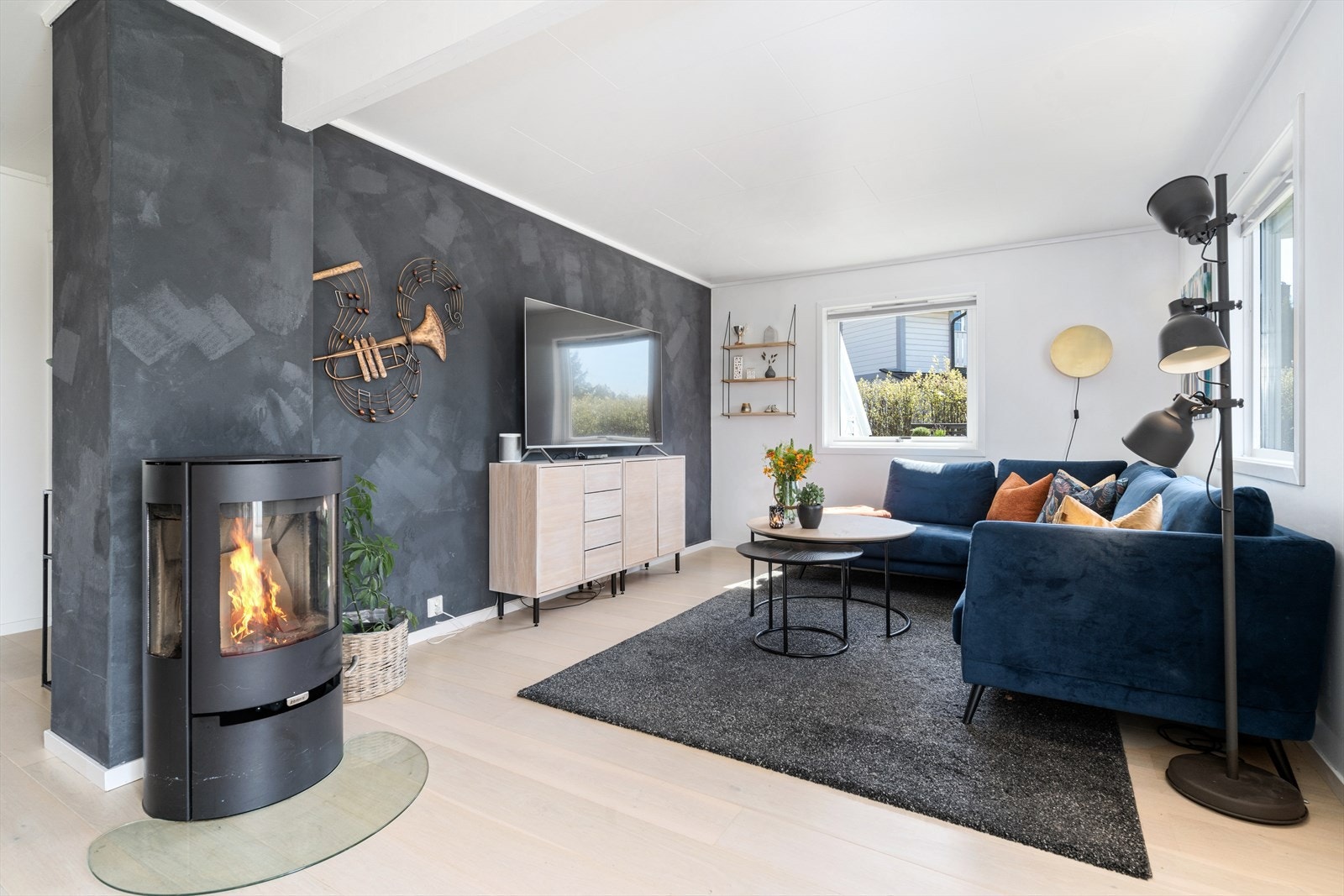 God plass til sofagruppe og tilhørende TV-seksjon Galleribilde