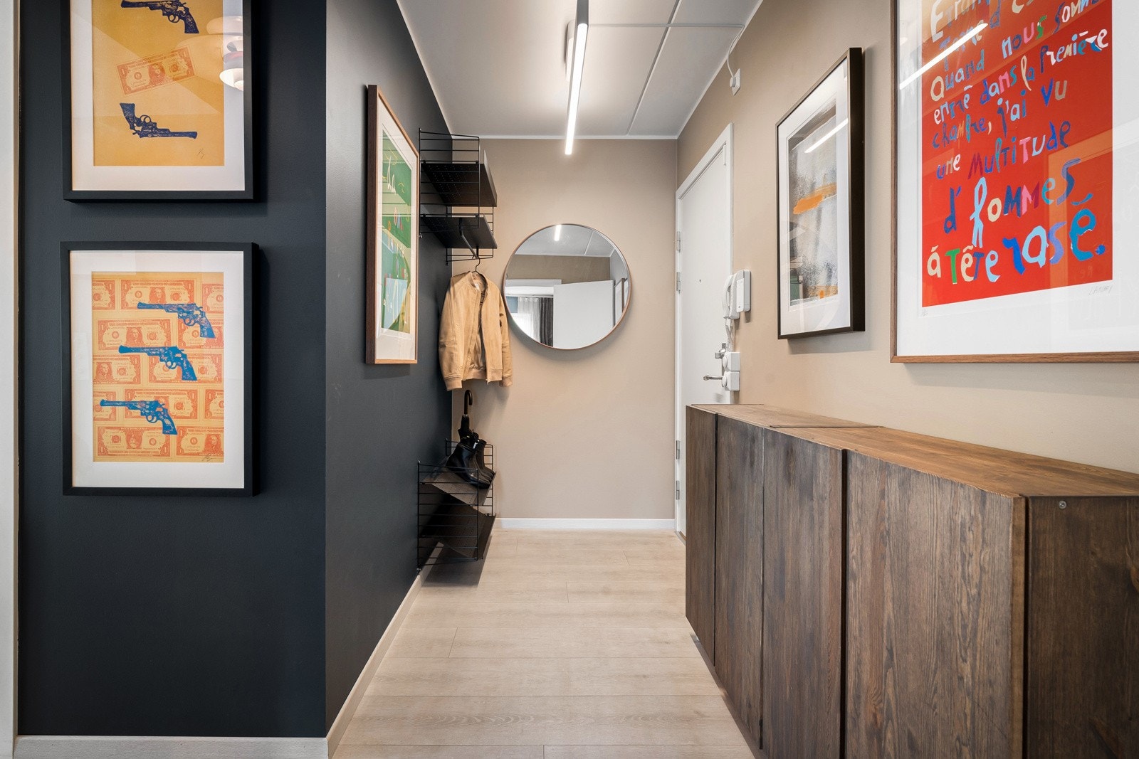 Entreen gir et smakfullt førsteinntrykk, med ett år gammelt enstavs laminatgulv og to dypblå vegger til beigemalte vegger for øvrig. Ved ytterdøren er det dørcalling og åpen garderobeløsning. Galleribilde